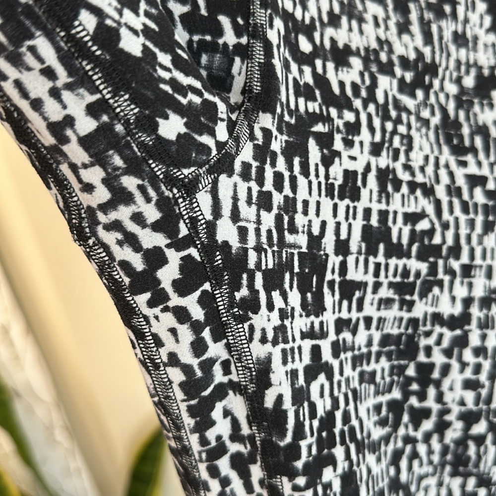 50. Lululemon Align Pant 28"
Urban Block Ice Grey Black - Picture 7 of 10